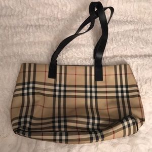 Great condition Burberry tote in classic print